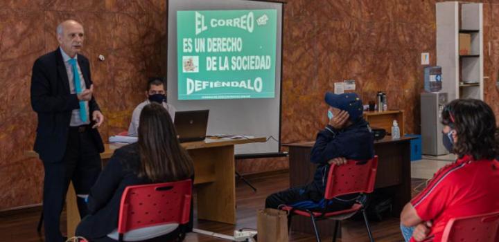 Representante del Correo Uruguayo dando curso de capacitación