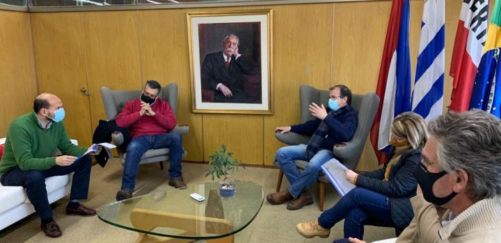 Ministro Lema, subsecreatria Andrea Brugman e Intendente Richard Sander reunidos con equipos locales