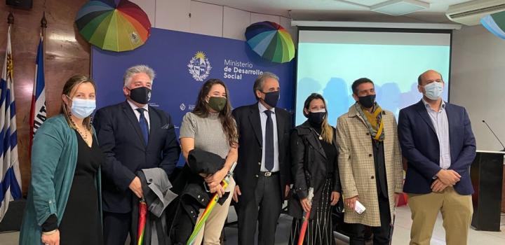 Autoridades de gobierno y representantes de la sociedad civil en Mes de la Diversidad
