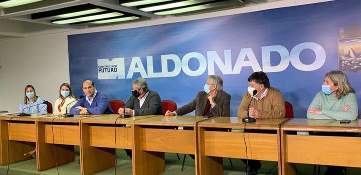 Mesa de autoridades del Mides e intendencia de Maldonado en firma de convenio para emprendedores