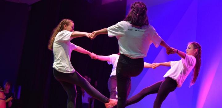 Jóvenes bailando sobre escenario