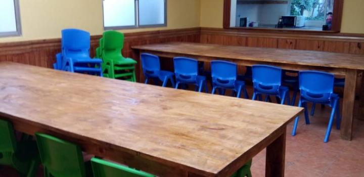 Mesas y sillas en el comedor del centro