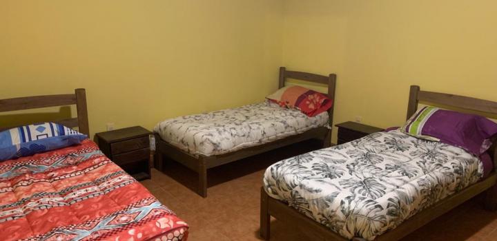 Tres camas en uno de los cuartos del centro