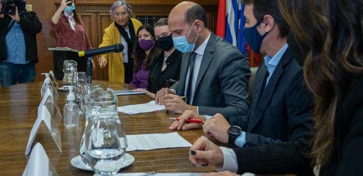 Firma de convenio de inclusión e inserción laboral Mides y Tienda Inglesa