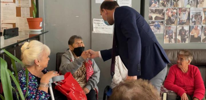 Ministro Lema visita a usuarios en jornada solidaria de corte de cabello