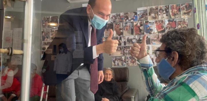 Ministro Lema con usuarios de refugios en jornada solidaria de corte de cabello