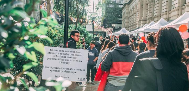 Vista del Callejón de la Universidad, en donde se ven los participantes recorriendo el lugar.