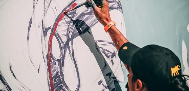 Jóven pintando un mural en primer plano