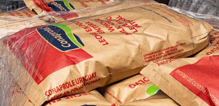 Bolsas con leche en polvo donadas por Cámara Uruguaya de Tecnologias de la Información
