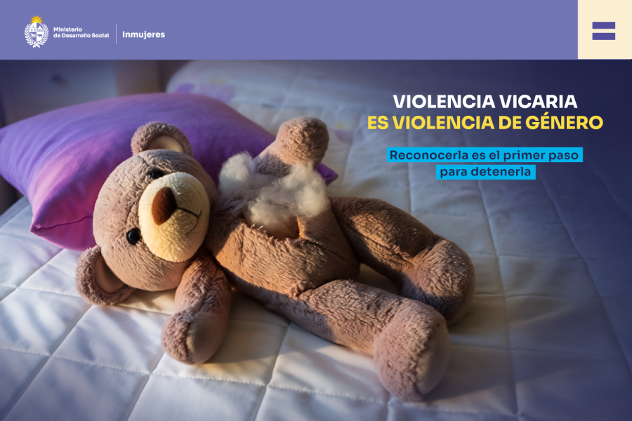 Oso de peluche con el pecho roto y guata saliendo por ese lugar.