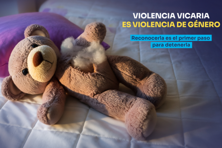 Oso de peluche con el pecho roto y guata saliendo por ese lugar.