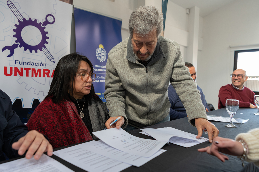 Representantes de las organizaciones firman convenio 