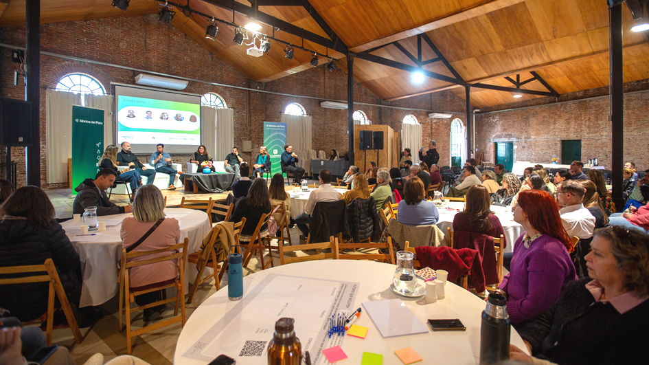 Actividades realizadas en la jornada con actores públicos y organizaciones de la sociedad civil. Mesas mostrando actividades realizadas en la jornada.