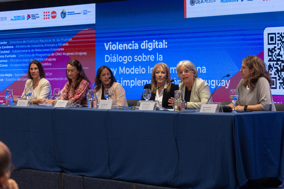 Mesa de apertura de la actividad sobre violencia digital hacia las mujeres