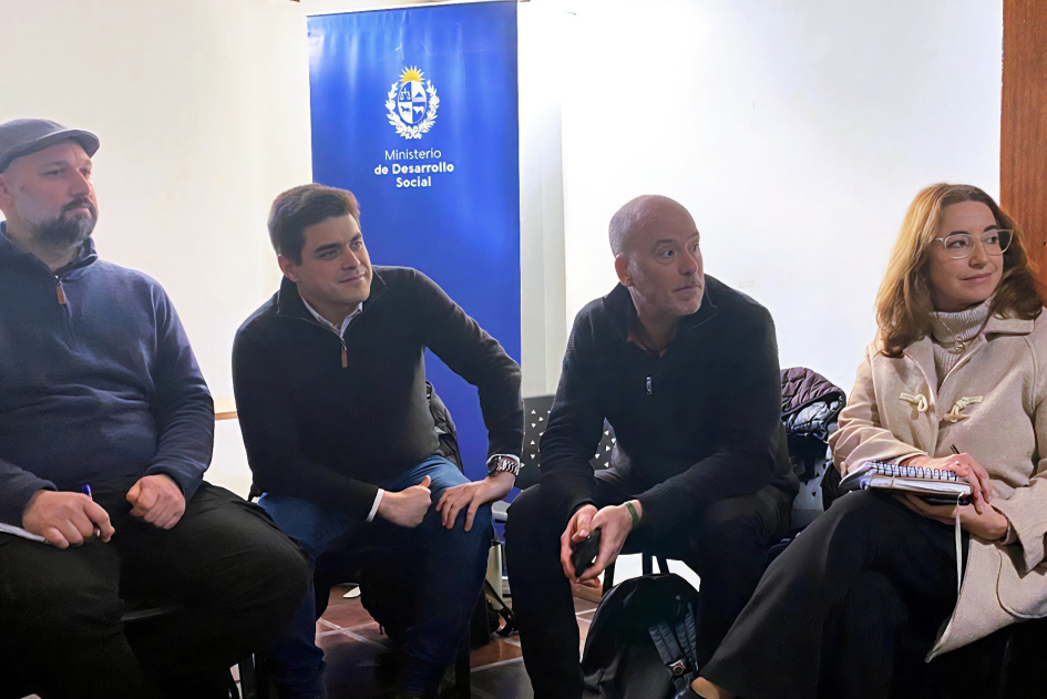 Representantes de organismos públicos, territorio y de la sociedad civil Autoridades representantes en diálogo