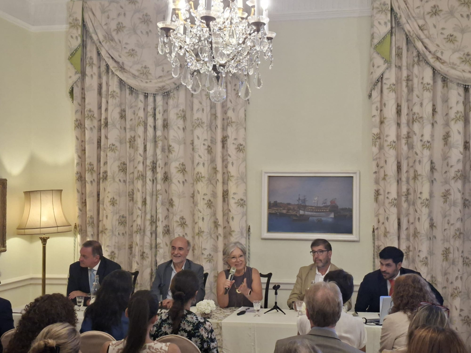 Mónica Xavier en uso de la palabra durante la presentación del estudio sobre mujeres en política