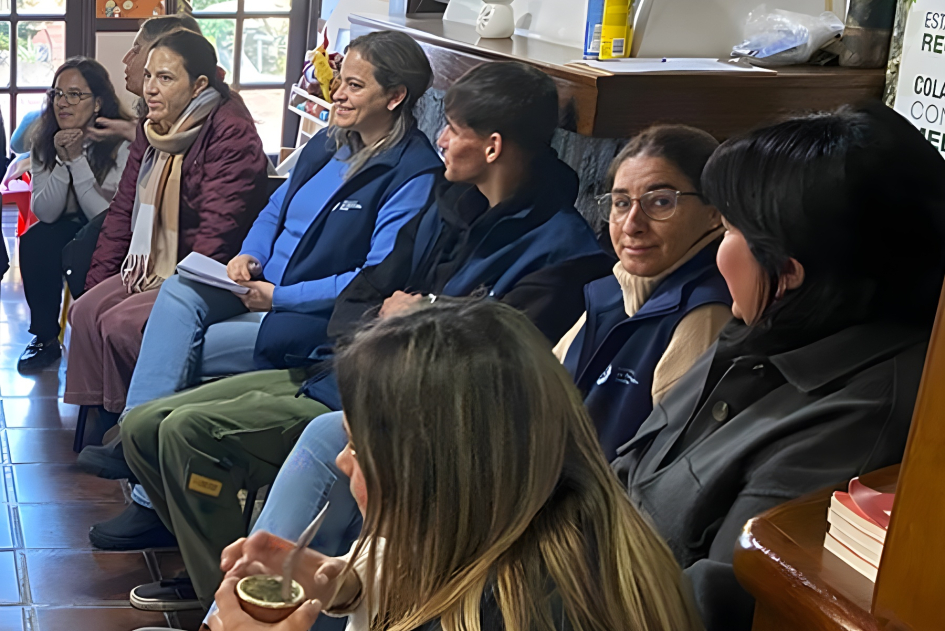 participación activa de las organizaciones de personas con discapacidad Personas reunidas en el encuentro dialogando