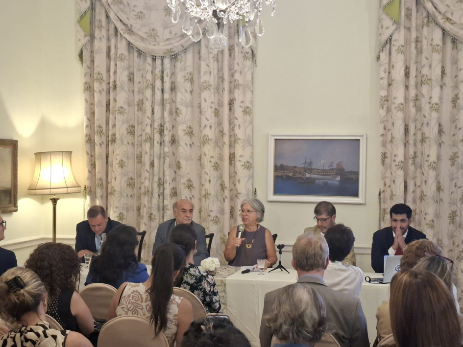 Mónica Xavier en uso de la palabra durante la presentación del estudio sobre mujeres en política