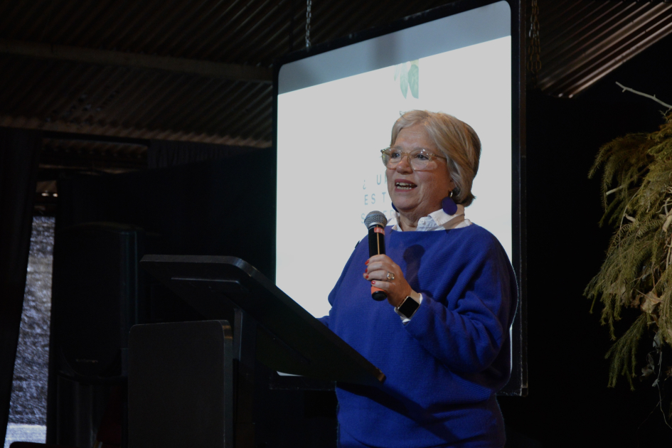 Mónica Xavier en uso de la palabra durante el acto de apertura de Diálogos y Saberes 2025