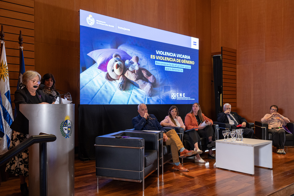 Mónica Xavier en uso de la palabra y mesa de autoridades durante el acto central por el 25-N 2025 Mónica Xavier en uso de la palabra y mesa de autoridades durante el acto central por el 25-N 2025