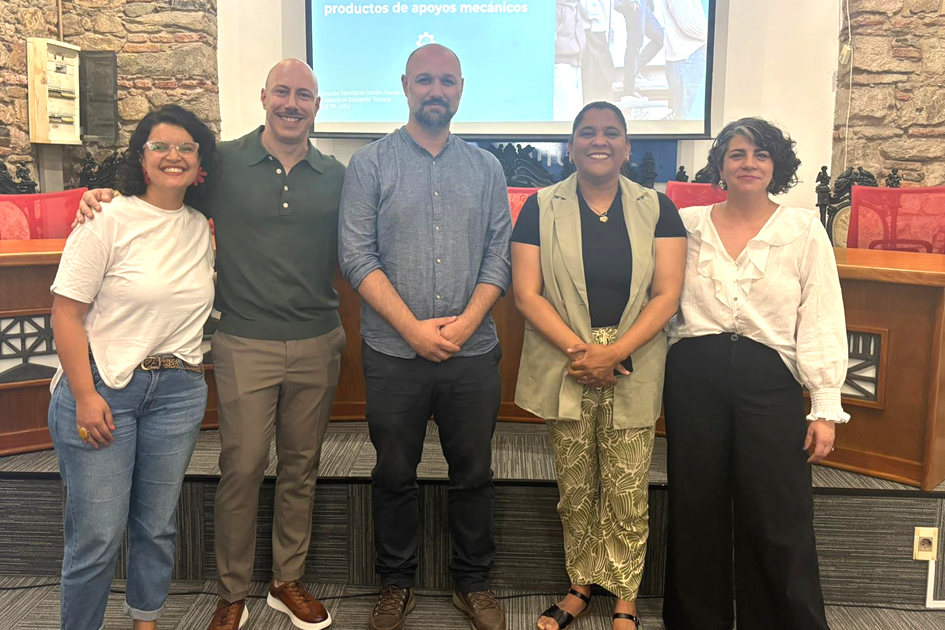Directores, representantes y equipos técnicos presentes en la firma del convenio.