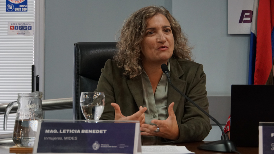 Leticia Benedet en uso de la palabra durante la actividad por el 8M 2026 organizada por el ERJP-BPS
