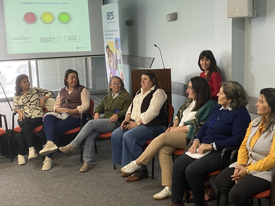 Equipo técnico y participantes durante el cierre del curso Promotoras del Derecho a una VLVBG MR Equipo técnico y participantes durante el cierre del curso Promotoras del Derecho a una VLVBG MR