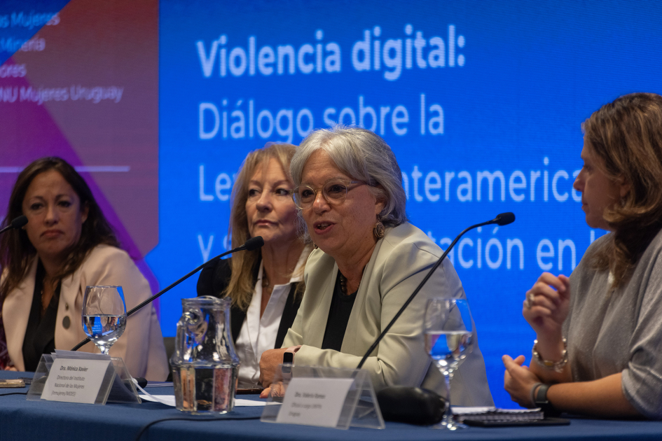 Mónica Xavier en uso de la palabra durante la actividad sobre violencia digital hacia las mujeres