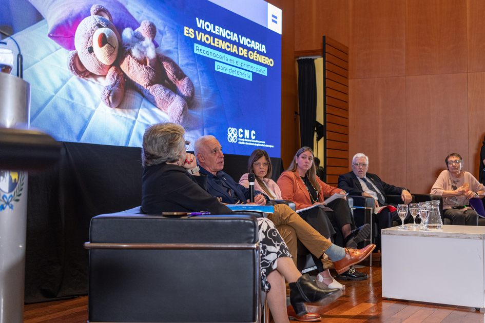 Carlos Negro en uso de la palabra y mesa de autoridades durante el acto central por el 25-N 2025 Carlos Negro en uso de la palabra y mesa de autoridades durante el acto central por el 25-N 2025