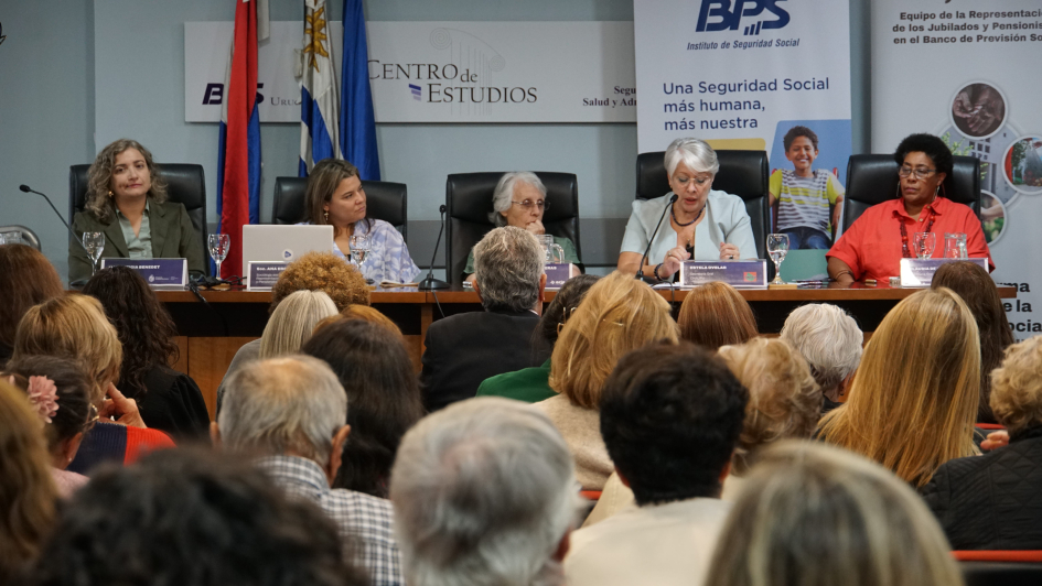 Mesa de oradoras y público durante la actividad por el 8M 2026 organizada por el ERJP del BPS