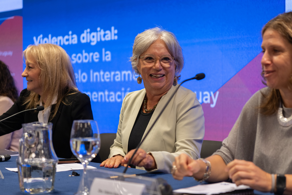 Cosse, Xavier y Valeria Ramos durante la actividad sobre violencia digital hacia las mujeres