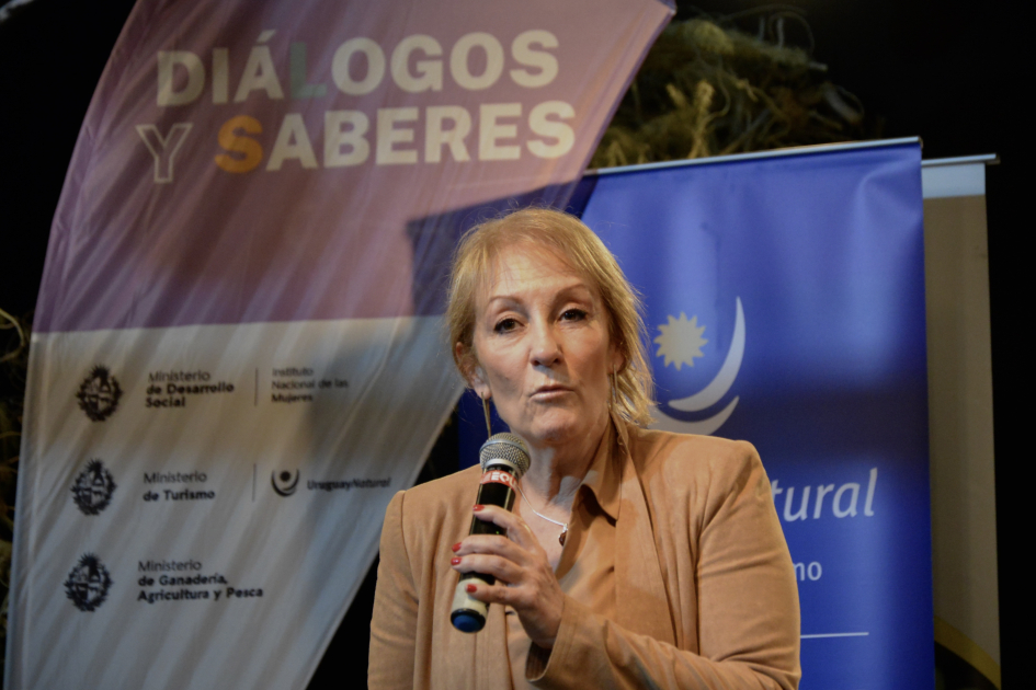 Carolina Cosse en uso de la palabra durante el acto de apertura de Diálogos y Saberes 2025