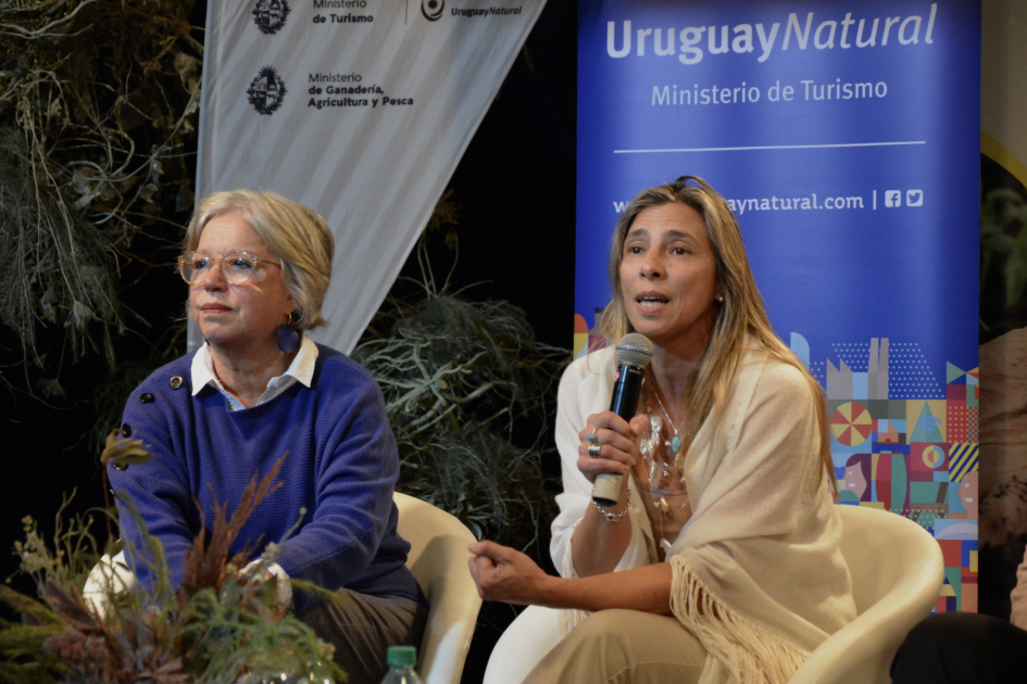 Xavier y Ana Caram (en uso de la palabra) durante el acto de apertura de Diálogos y Saberes 2025