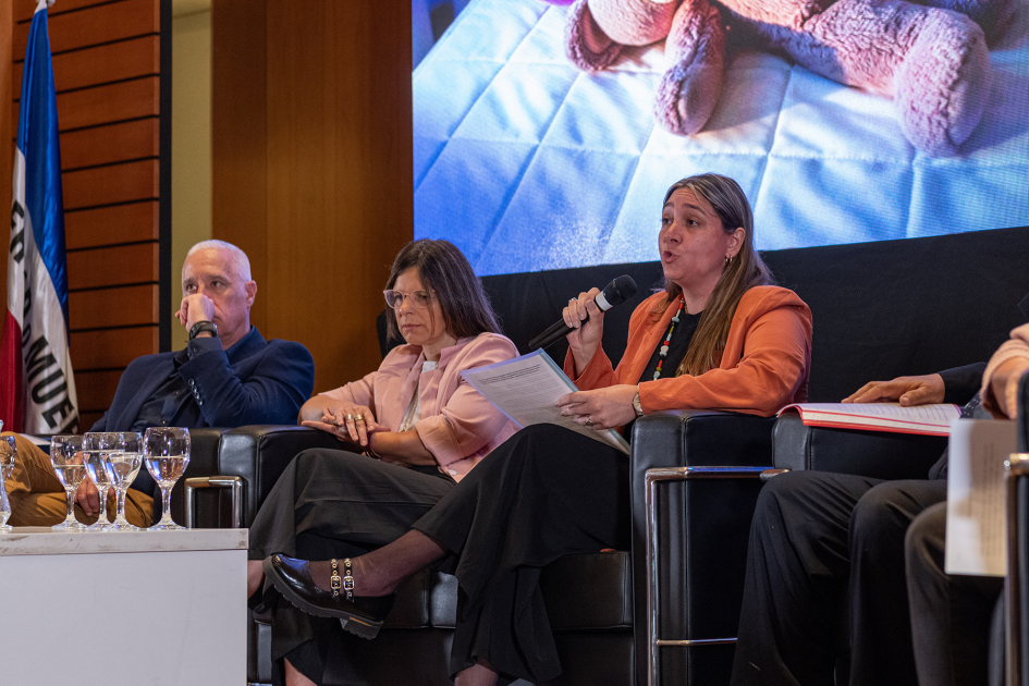 Mariana Reguera en uso de la palabra y mesa de autoridades durante el acto central por el 25-N 2025 Mariana Reguera en uso de la palabra y mesa de autoridades durante el acto central por el 25-N 2025