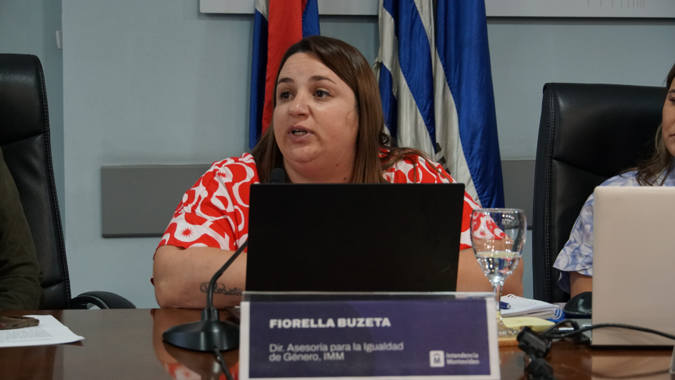 Fiorella Buzeta en uso de la palabra durante la actividad por el 8M 2026 organizada por el ERJP-BPS