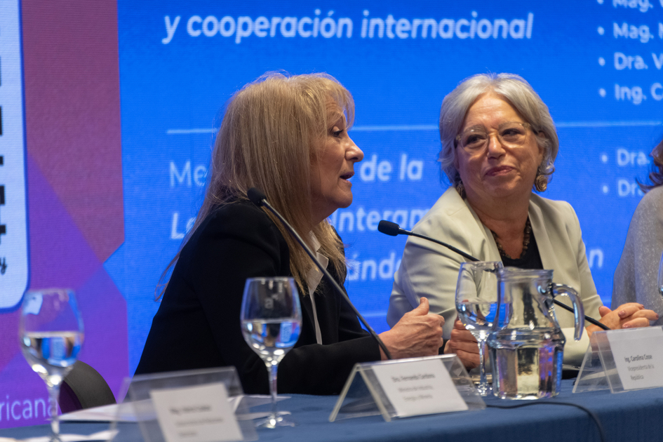Carolina Cosse y Mónica Xavier durante la actividad sobre violencia digital hacia las mujeres