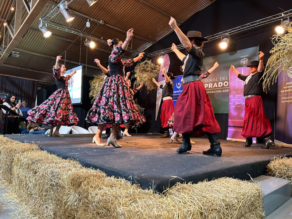 Ballet Folclórico del Sodre durante el acto de apertura de Diálogos y Saberes 2025