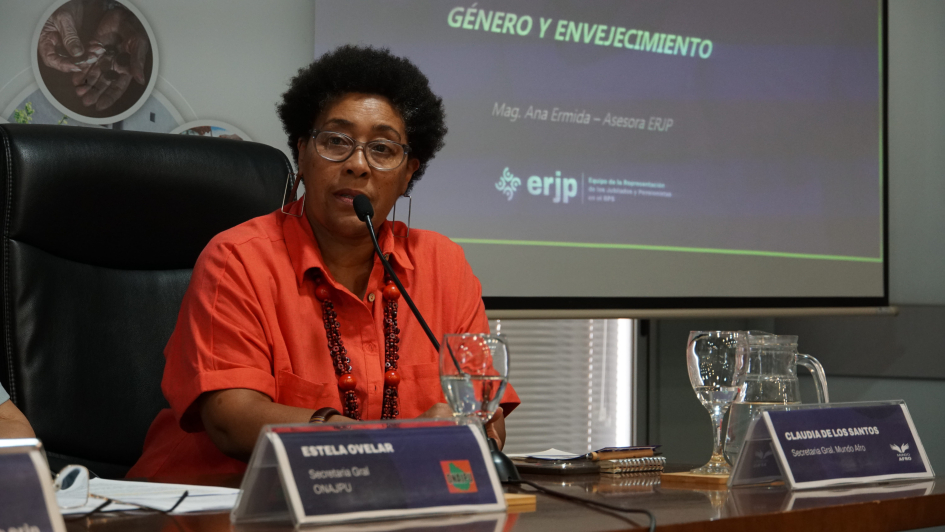 Claudia de los Santos en uso de la palabra durante la actividad por el 8M 2026 organizada por ERJP