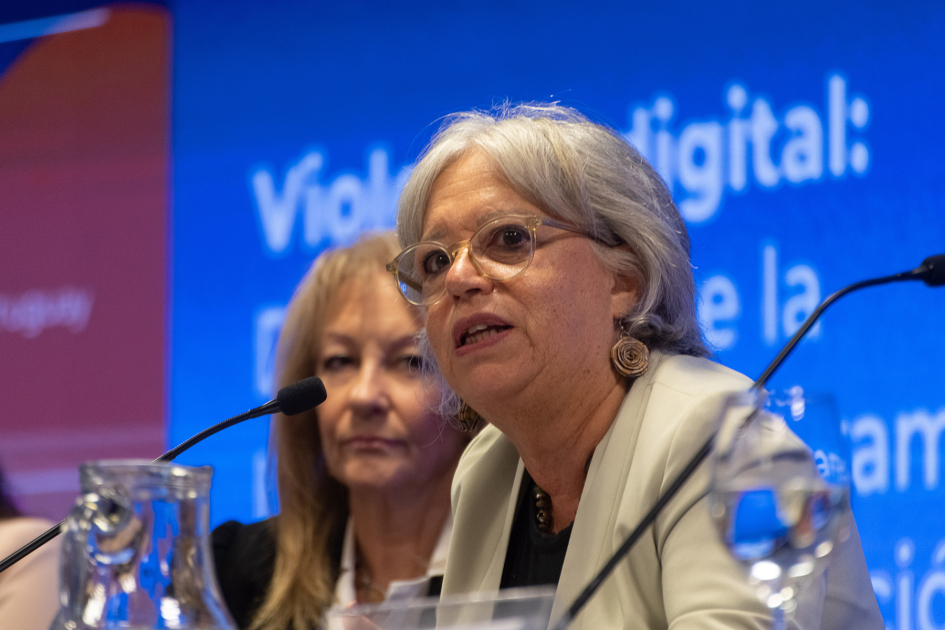 Mónica Xavier en uso de la palabra durante la actividad sobre violencia digital hacia las mujeres