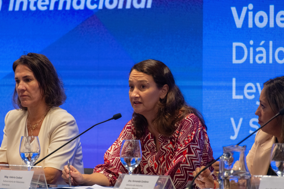 Valeria Csukasi en uso de la palabra durante la actividad sobre violencia digital hacia las mujeres
