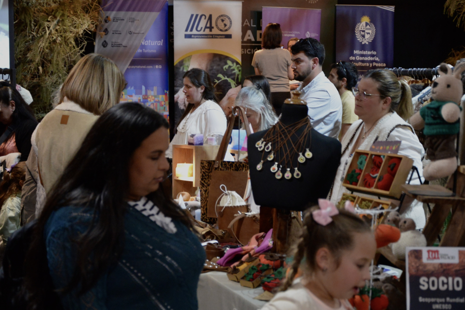 Stands y público asistente durante el acto de apertura de Diálogos y Saberes 2025