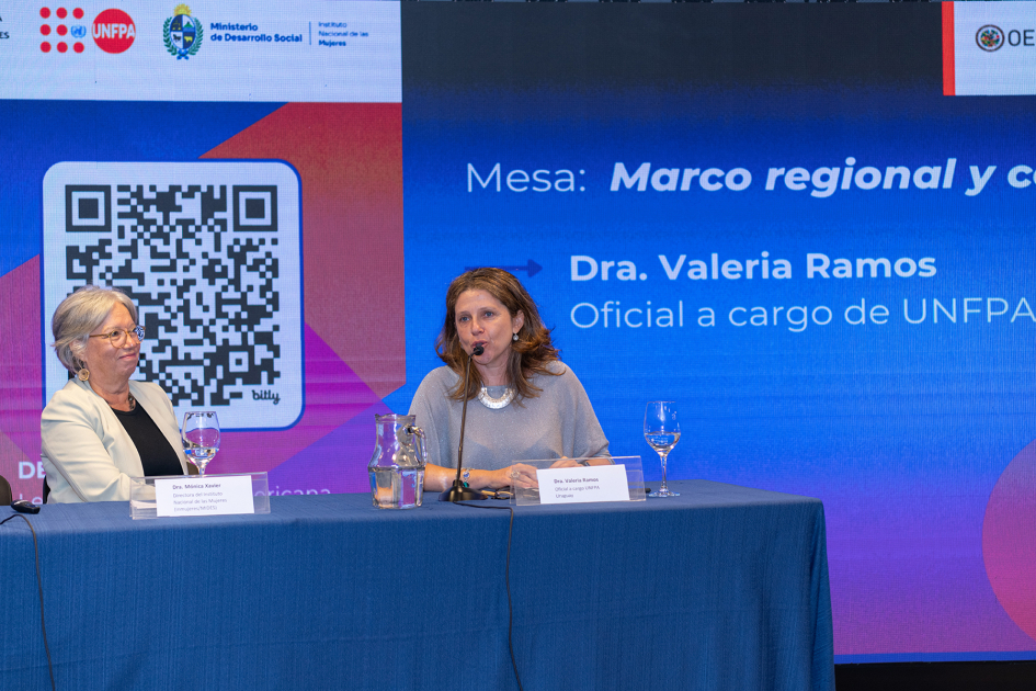 Valeria Ramos en uso de la palabra durante la actividad sobre violencia digital hacia las mujeres