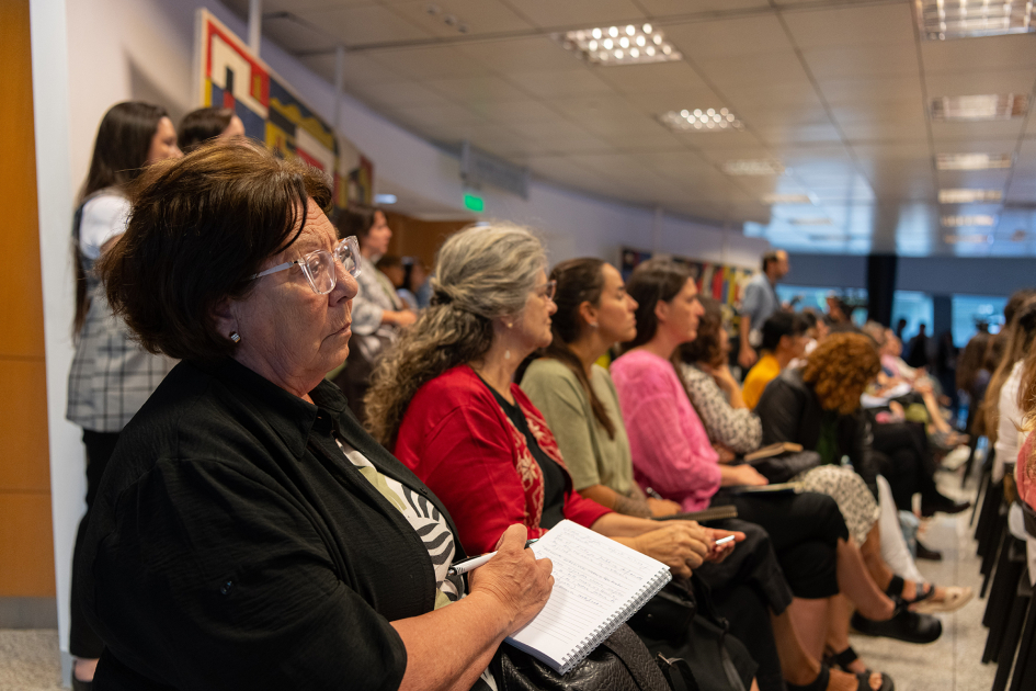 Público asistente durante la actividad sobre violencia digital hacia las mujeres