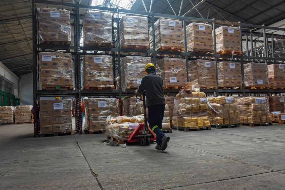 Depósitos de INDA. Operario traslada insumos alimenticios.
