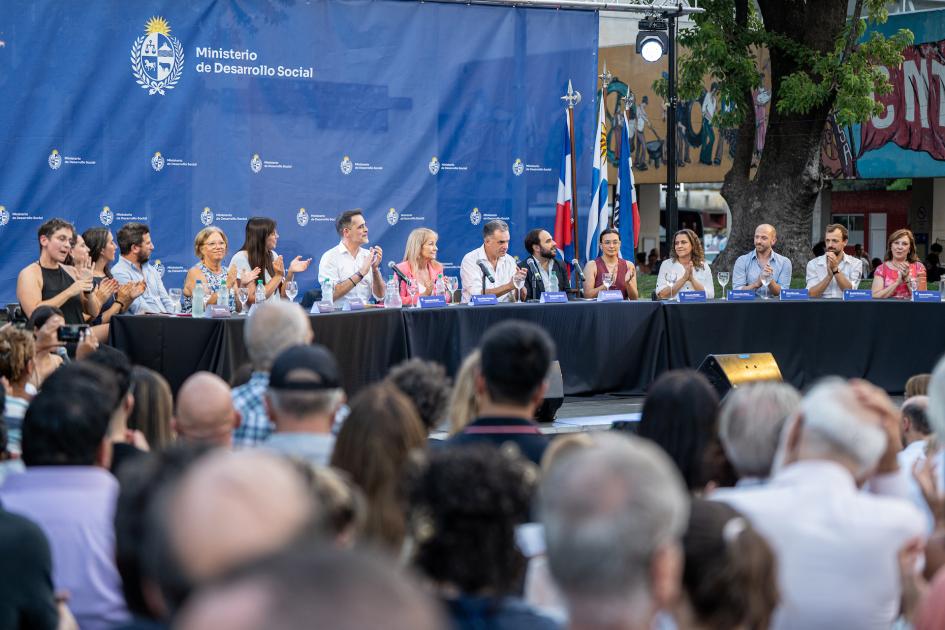 Asistentes al evento frente al escenario con las autoridades (Foto: adhoc) Asistentes al evento frente al escenario con las autoridades (Foto: adhoc)