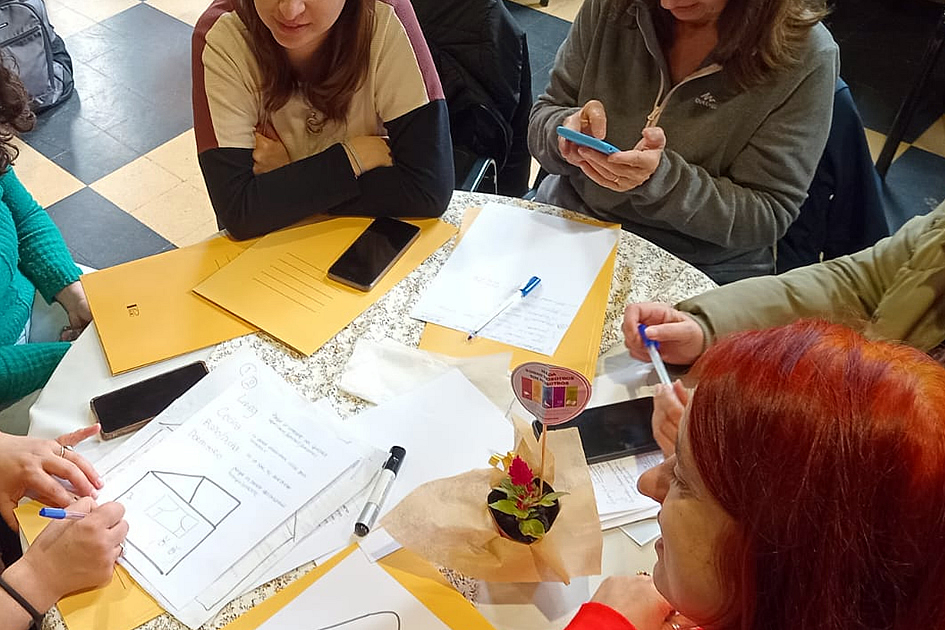 Actividades plásticas realizadas con participantes de la jornada. Actividades plásticas realizadas con participantes de la jornada.