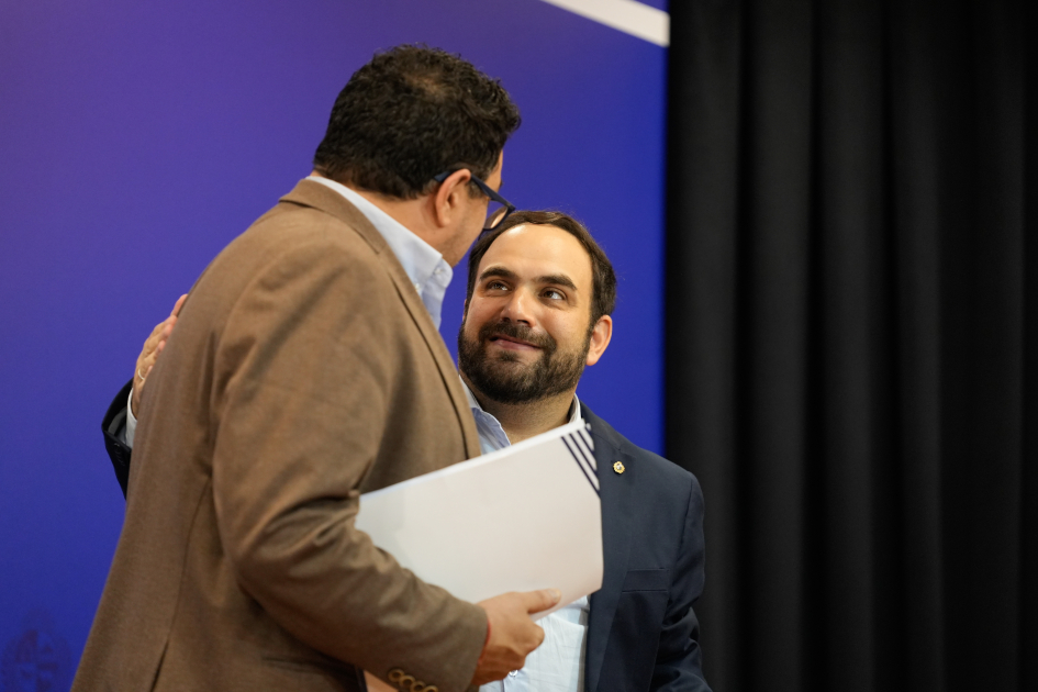 Alejandro Sánchez y Gonzalo Civila saludándose.