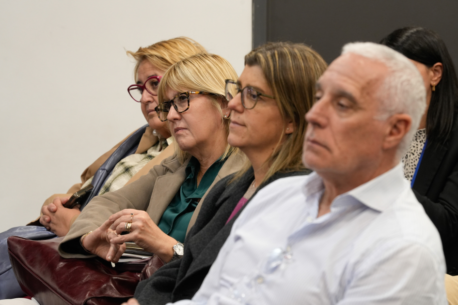 Ministros de Interior, Vivienda, Salud y Defensa mirando la conferencia.