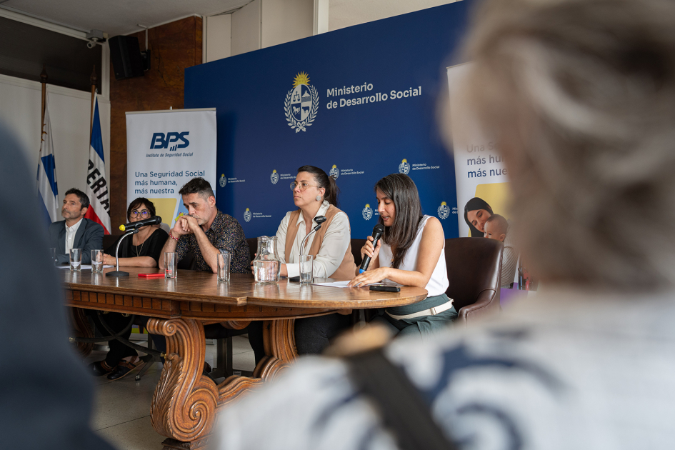 Autoridades y público en general en la firma del convenio Mides - BPS