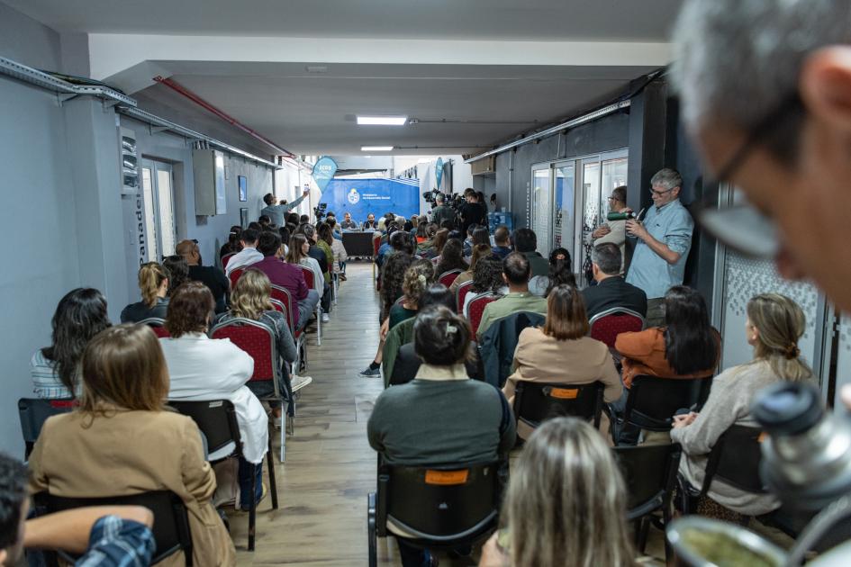 Trabajadores/as, autoridades y representantes de la sociedad civil en la sede de DINALI. .